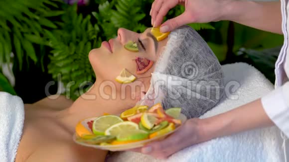 女性水果面膜果面护肤视频的预览图