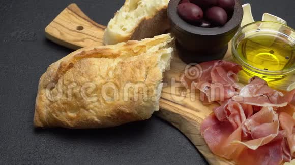切片火腿奶酪和腊肠放在木板上视频的预览图