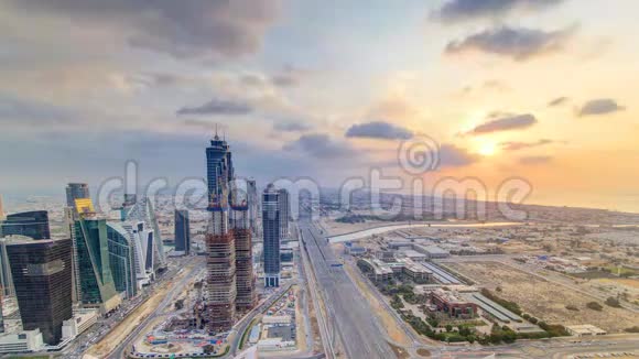 迪拜商务海湾塔楼与日落时间推移一些正在建造的摩天大楼和新塔的屋顶景观视频的预览图