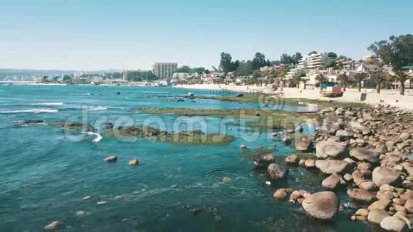 海滩和海滨的鸟瞰图视频的预览图