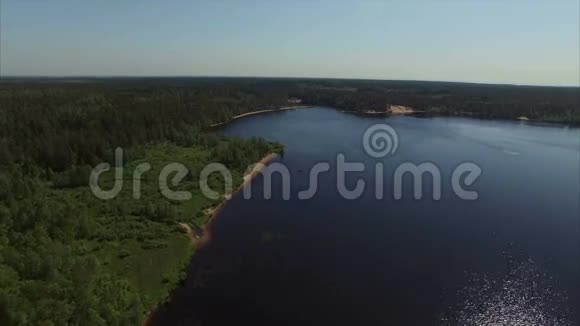 4k空中拍摄湖泊和海滩视频的预览图