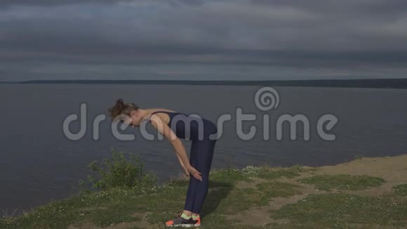 瑜伽女人穿运动服精力集中视频的预览图