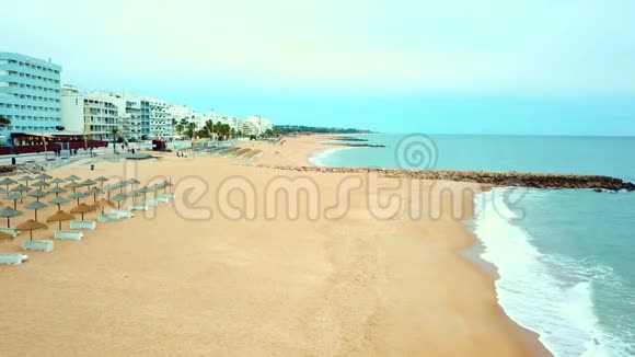 葡萄牙阿尔加维广沙滩的夸特伊拉度假区视频的预览图