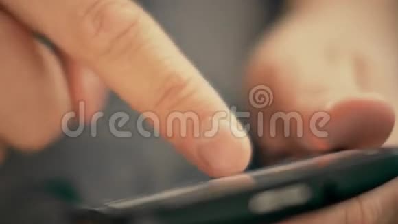 双手使用智能手机视频的预览图