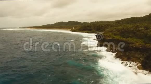 鸟瞰悬崖和波浪菲律宾西亚高视频的预览图