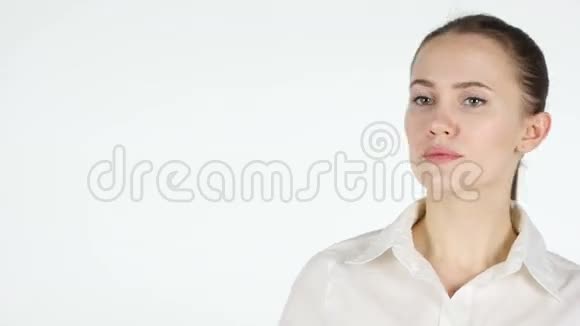 女人指向一边白色背景视频的预览图