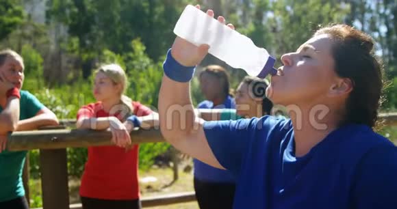女人锻炼后喝水视频的预览图