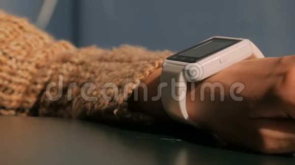 日落时分使用可穿戴智能手表的女人视频的预览图