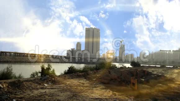 市中心的建筑和她的沙质缩影视频的预览图