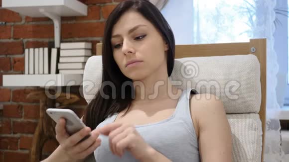 女子在线浏览智能手机互联网视频的预览图