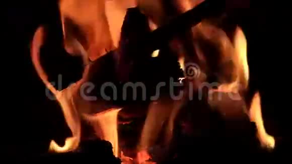 冬天家里的壁炉视频的预览图