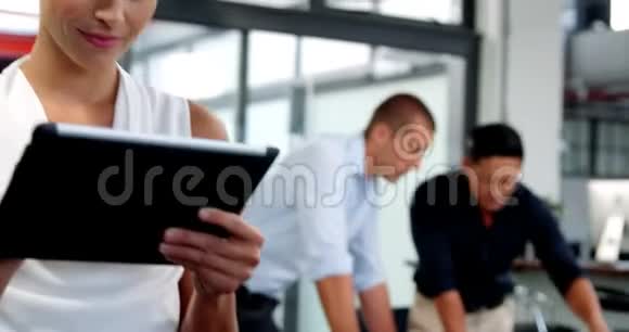 微笑的商务主管使用数字平板电脑视频的预览图