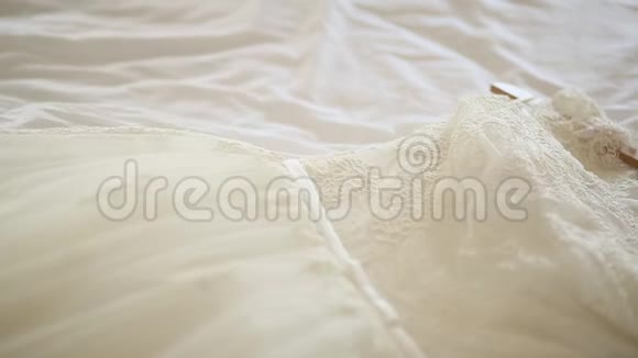 婚纱新娘在床上视频的预览图