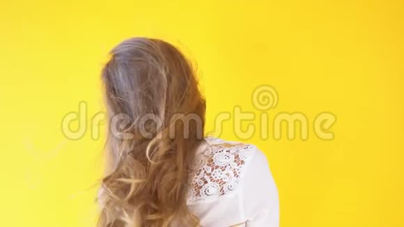 女孩长着美丽的头发风黄视频的预览图