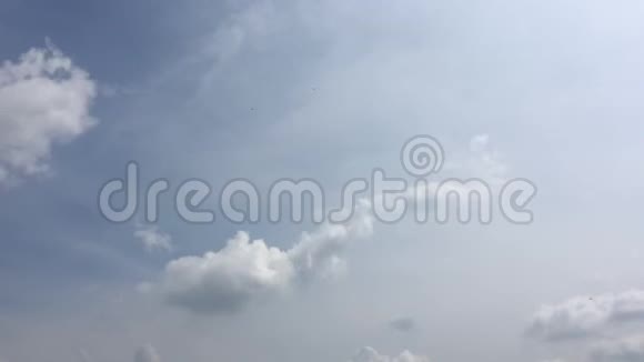 白云在蓝天上的烈日下消失了延时运动云蓝天背景蓝天白云和太阳视频的预览图