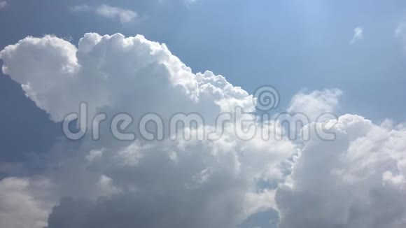 白云在蓝天上的烈日下消失了延时运动云蓝天背景蓝天白云和太阳视频的预览图
