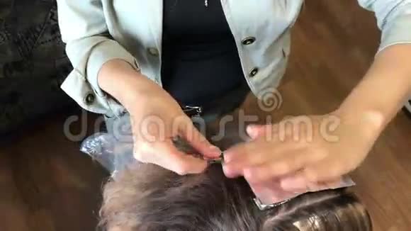 个人企业家在家里提供服务理发师画一个女人的头发视频的预览图