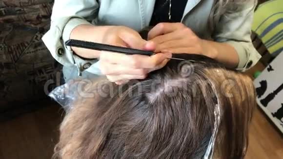 个人企业家在家里提供服务理发师画一个女人的头发视频的预览图