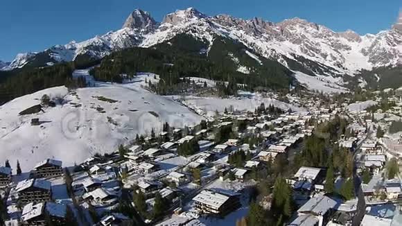 奥地利萨尔茨堡阿尔卑斯山滑雪谷鸟瞰视频的预览图