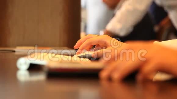 电脑鼠标在手里视频的预览图
