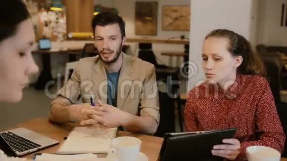 创意团队讨论一起在咖啡馆工作视频的预览图