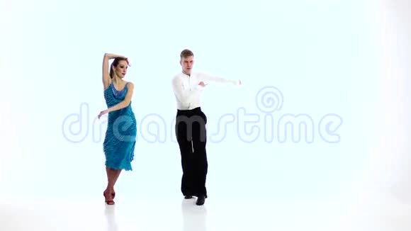 专业舞者配对表演拉丁舞白色背景慢动作视频的预览图