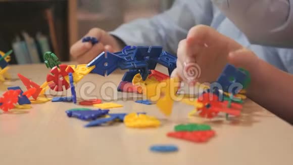 无名男孩的手在玩建筑工具包视频的预览图
