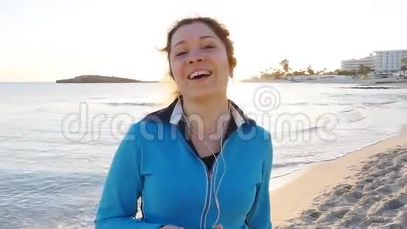在海滩上运动健身的女人视频的预览图