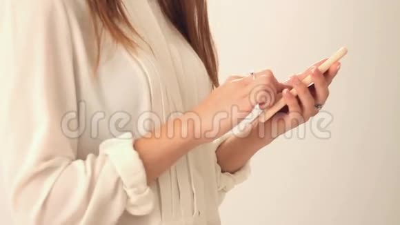 女人用手机视频的预览图