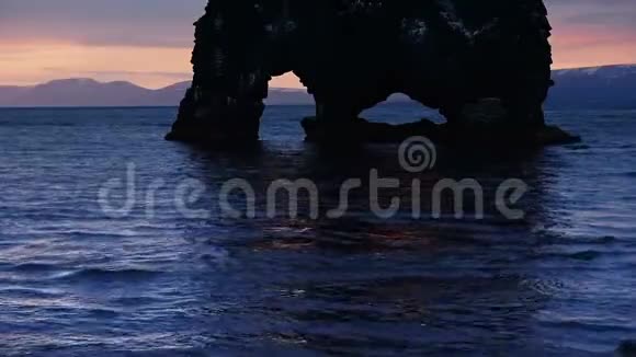 赫维采尔库尔是冰岛北部海岸海中一块壮观的岩石在这张照片上Hvitserkur反映了视频的预览图