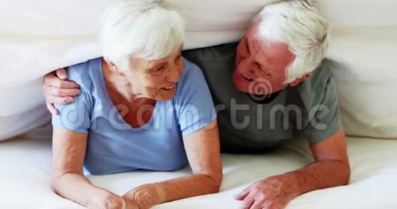 快乐的老两口躺在床上视频的预览图