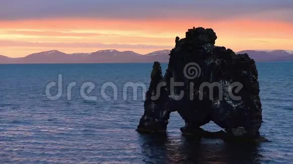 赫维采尔库尔是冰岛北部海岸海中一块壮观的岩石在这张照片上Hvitserkur反映了视频的预览图