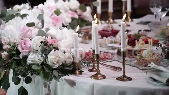 宴会上餐桌上的蜡烛和鲜花装饰视频的预览图