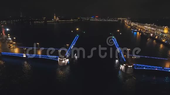 夜晚在河上照明的桥梁视频的预览图