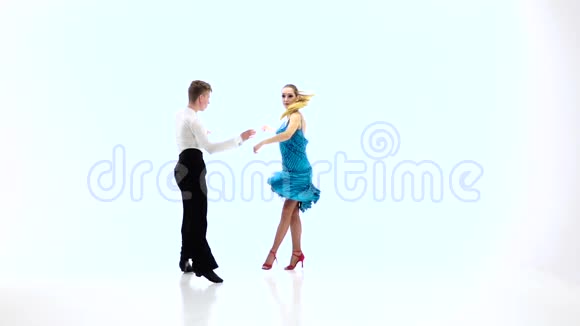 专业舞者配对表演伦巴白色背景慢动作视频的预览图