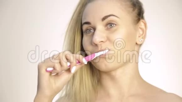 年轻漂亮的女人刷牙视频的预览图