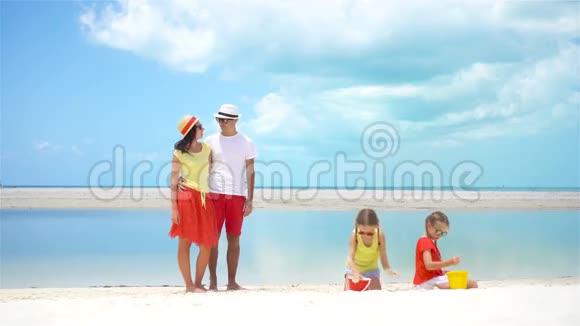 年轻的家庭在海滩度假视频的预览图