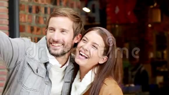 快乐情侣在商场自拍视频的预览图