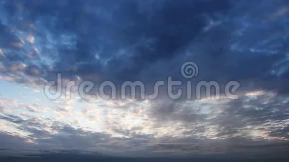 五彩缤纷的天空有太阳背景的山脉日落日出视频的预览图
