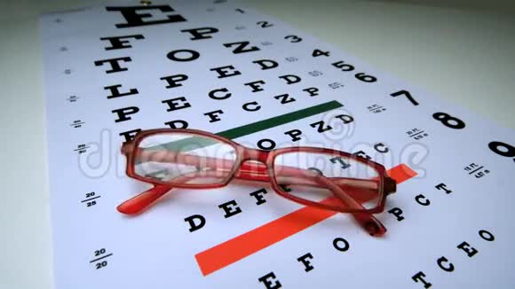 红色阅读眼镜掉在眼睛测试上视频的预览图