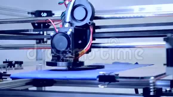 自动三维打印机执行塑料视频的预览图