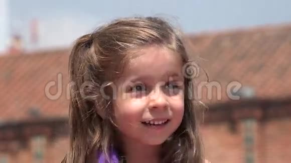 漂亮的女孩微笑的孩子视频的预览图