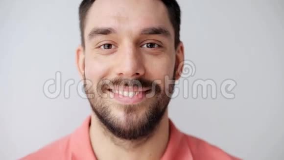 开心的笑着留着胡子的男人视频的预览图