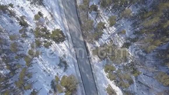 冬天有一辆移动汽车的雪道视频的预览图