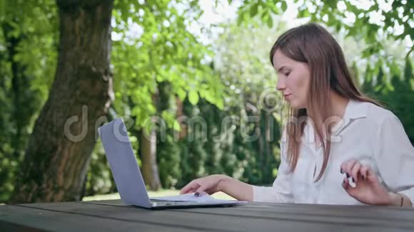 在公园里用笔记本电脑的女商人视频的预览图