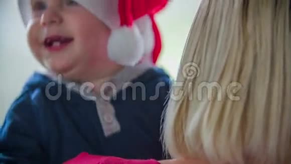 小男孩圣诞节快乐视频的预览图