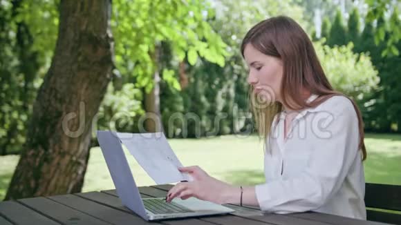 在公园里用笔记本电脑的女商人视频的预览图