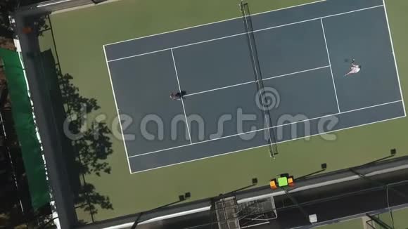 两个人在球场打网球视频的预览图