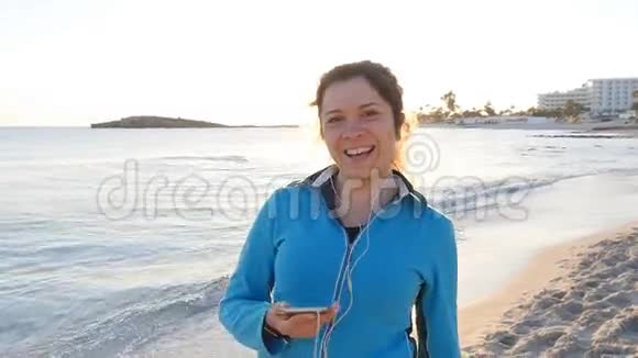 在海滩上运动健身的女人视频的预览图