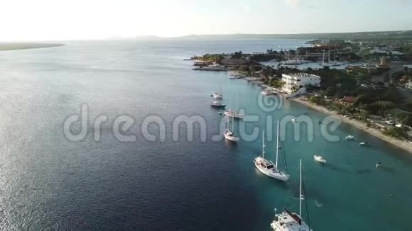 加勒比海游艇港湾博内尔岛空中无人机顶上视频的预览图